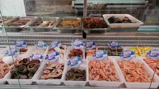 Así es el restaurante-pescadería de Málaga que sirve 'pescaíto' fresco cada día a un precio "ridículo"