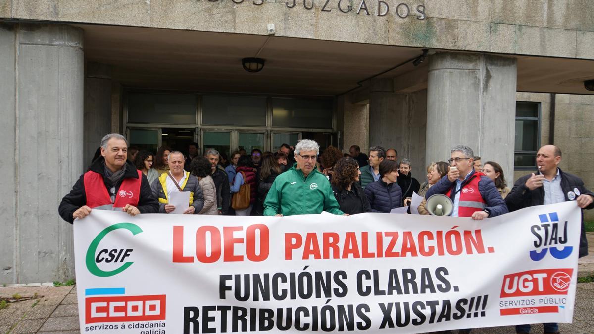 Manifestantes a las puertas de los Juzgados reivindicando la paralización de la LOEO