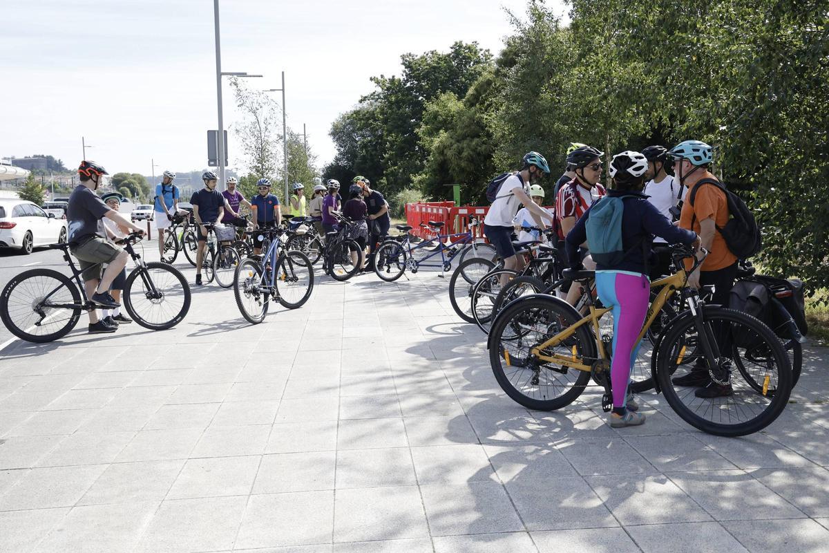 Una marcha ciclista reclama cambios en la movilidad de Santiago: "Pedimos que se pense tamén nas bicicletas e nos peóns" Una marcha ciclista reclama cambios en la movilidad de Santiago: "Pedimos que se pense tamén nas bicicletas e nos peóns"