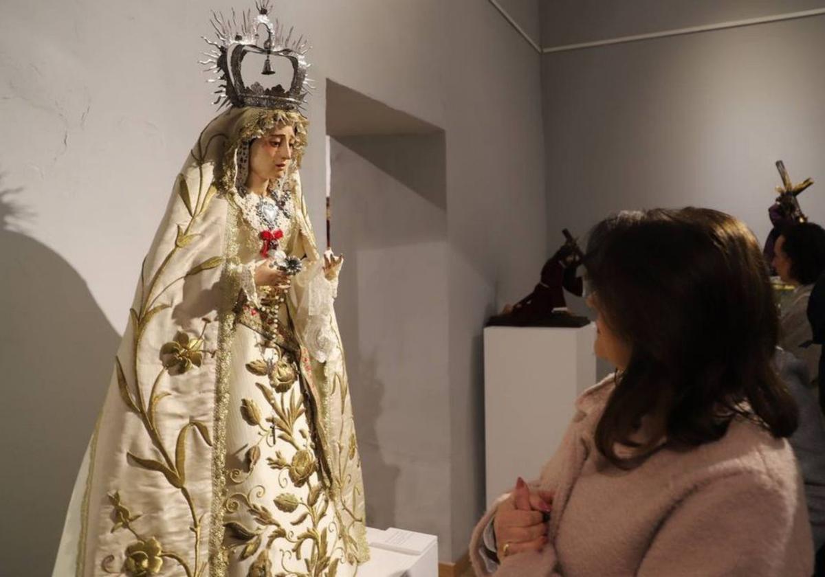 Una mujer contempla una de las imágenes expuestas.