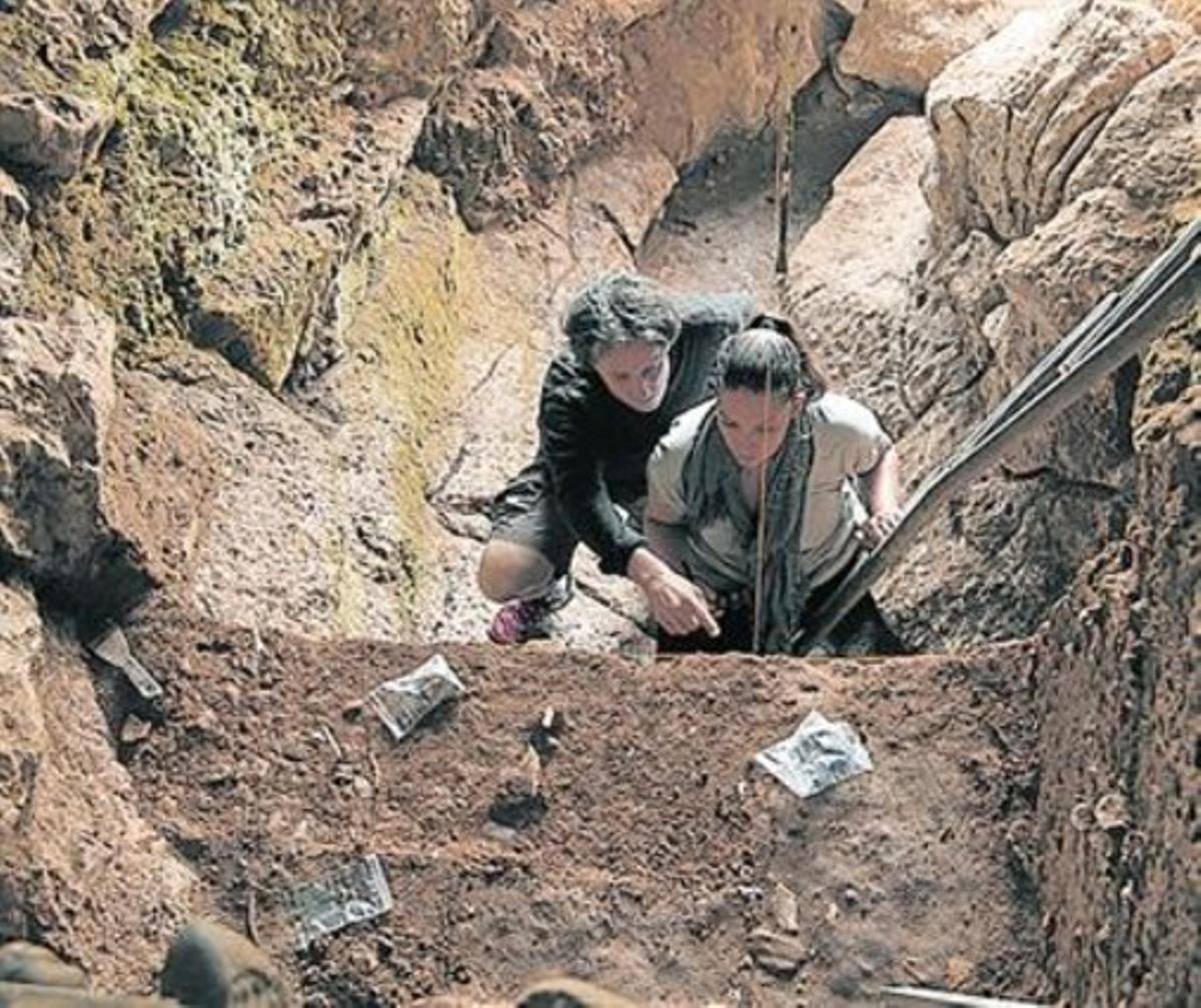 Els investigadors Tom Higham i Katerina Douka.