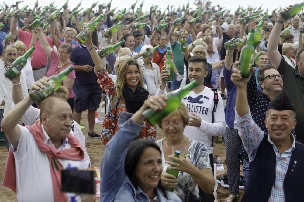 Gijón bate el récord de escanciado simultáneo de sidra