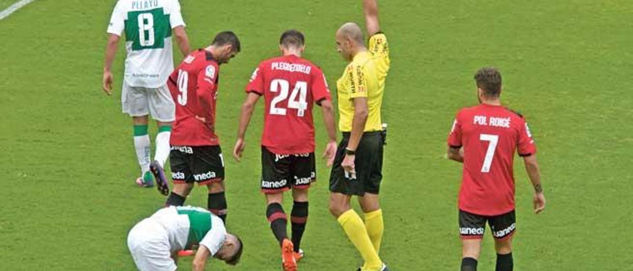 El colegiado López Amaya muestra la segunda tarjeta amarilla a Pleguezuelo que le costó la expulsión ante el Elche.