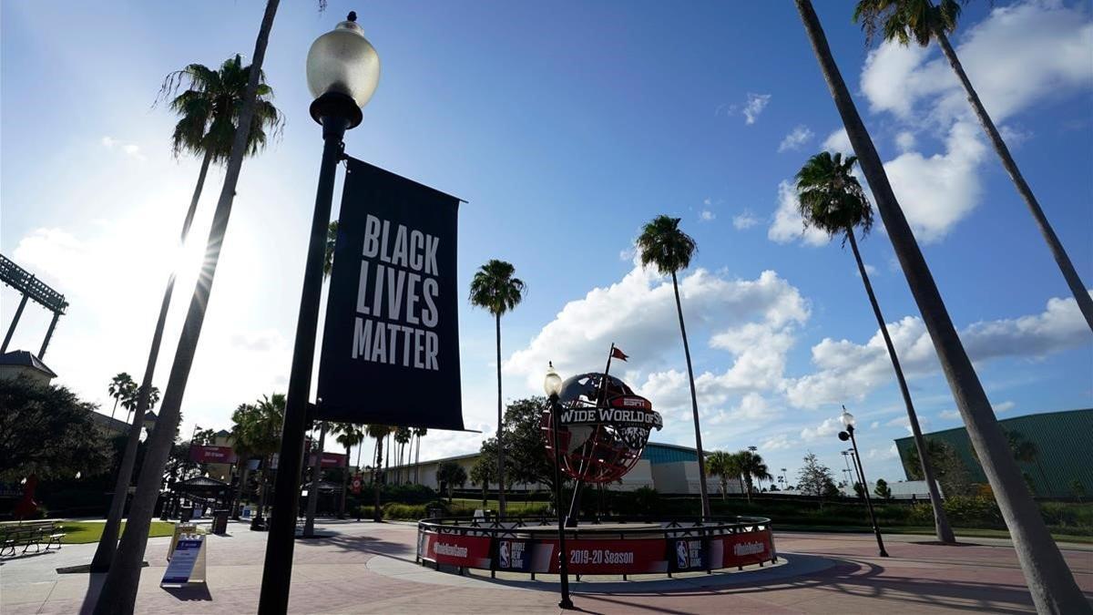 Pancarta en la que puede leerse 'Black Lives Matter' (Las vidas negras importan) en Lago Buenavita, en Florida, en el recinto donde se celebran los 'playoffs' de la NBA, el 26 de agosto del 2020
