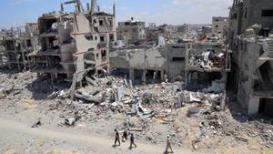 Edificios destruidos por los bombardeos del Ejército de Israel contra la ciudad de Jan Yunis (sur), en el marco de la ofensiva militar contra la Franja de Gaza (archivo)