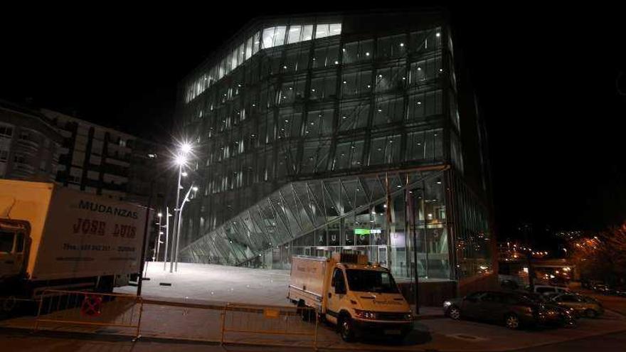 El nuevo edificio judicial, totalmente iluminado de noche. // Jesús Regal