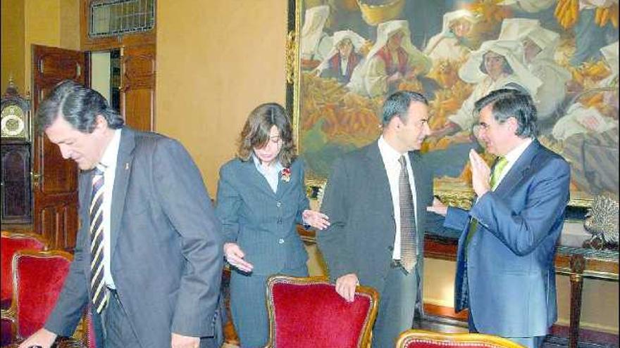 Javier Fernández, secretario general de la FSA; Elena Díaz (PSOE), Fernando Lastra (PSOE) y Ovidio Sánchez (PP), el pasado lunes, momentos antes de reunirse la ponencia parlamentaria para la reforma del Estatuto.