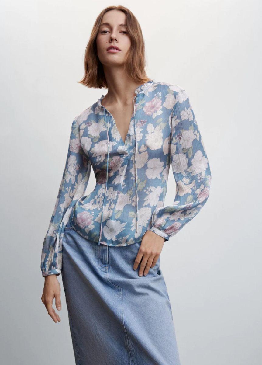 Blusa con estampado de flores, de Mango