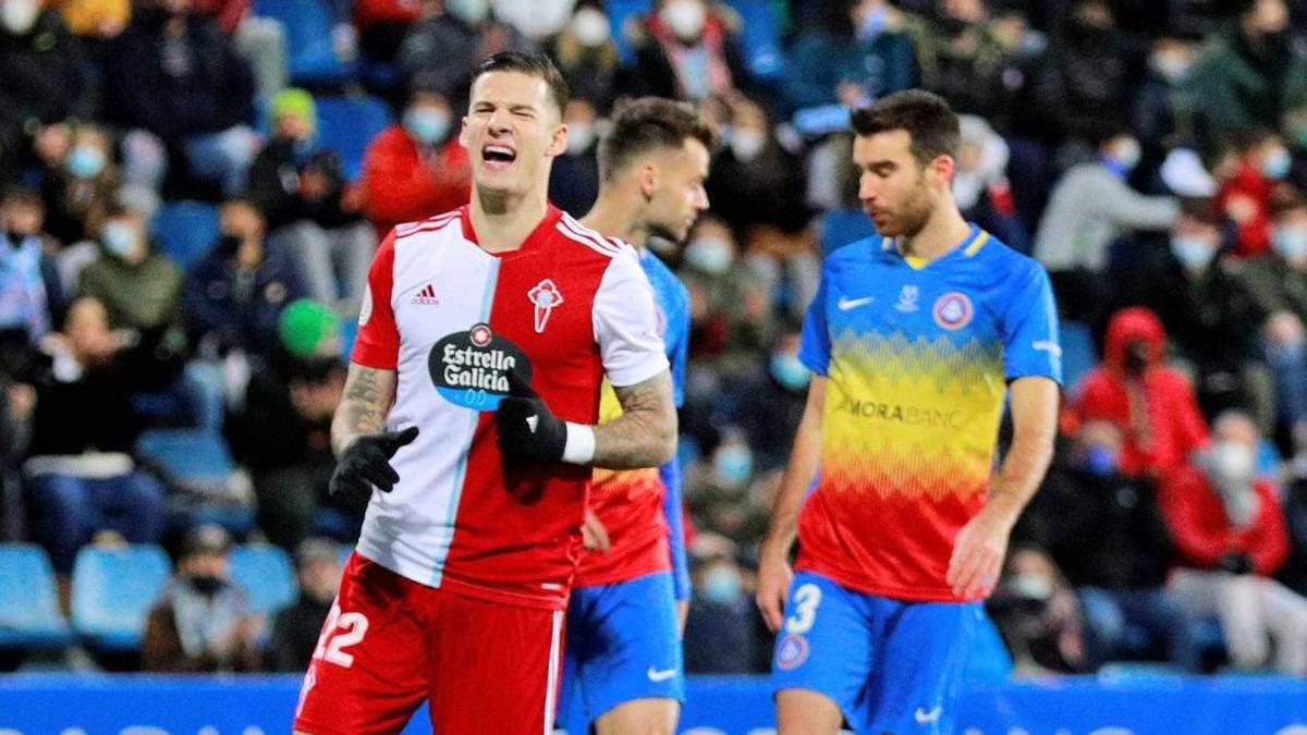 Santi Mina se lamenta de una de las ocasiones falladas ayer por el Celta. |  // LOF