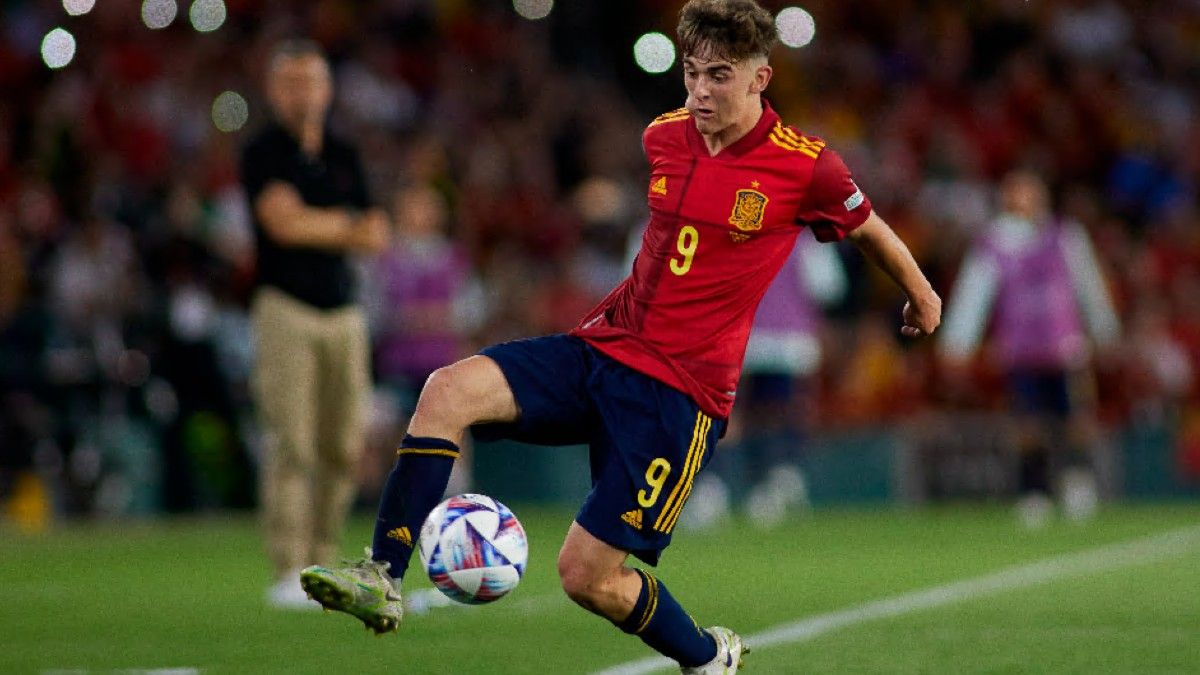 Gavi controla el balón ante Luis Enrique en el duelo frente a Portugal en el Benito Villamarín.