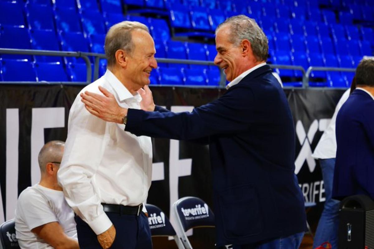 Chuchi Arencibia (d) saluda a Aíto García Reneses en el Santiago Martín.