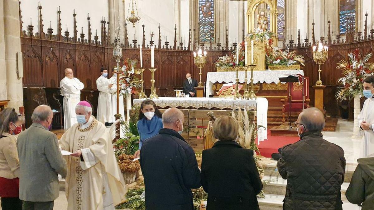 El obispo, durante la eucaristía
celebrada ayer en Santiago el
Mayor.   | // MARTA G. BREA