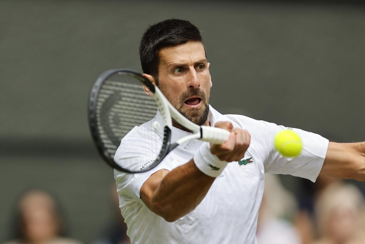 Wimbledon (United Kingdom), 16/07/2023.- Novak Djokovic of Serbia in action during the Men’s Singles final match against Carlos Alcaraz of Spain at the Wimbledon Championships, Wimbledon, Britain, 16 July 2023. (Tenis, España, Reino Unido) EFE/EPA/TOLGA AKMEN EDITORIAL USE ONLY