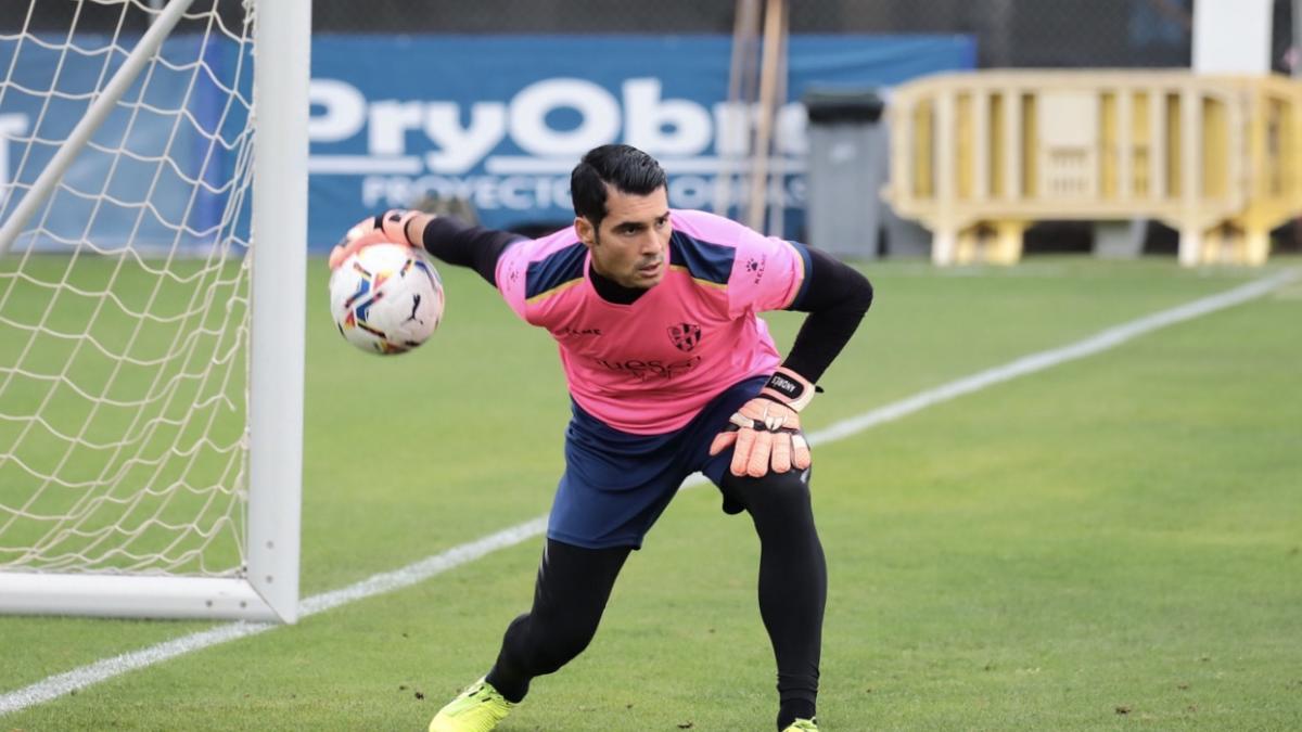 Andrés, durante un entrenamiento con la SD Huesca.