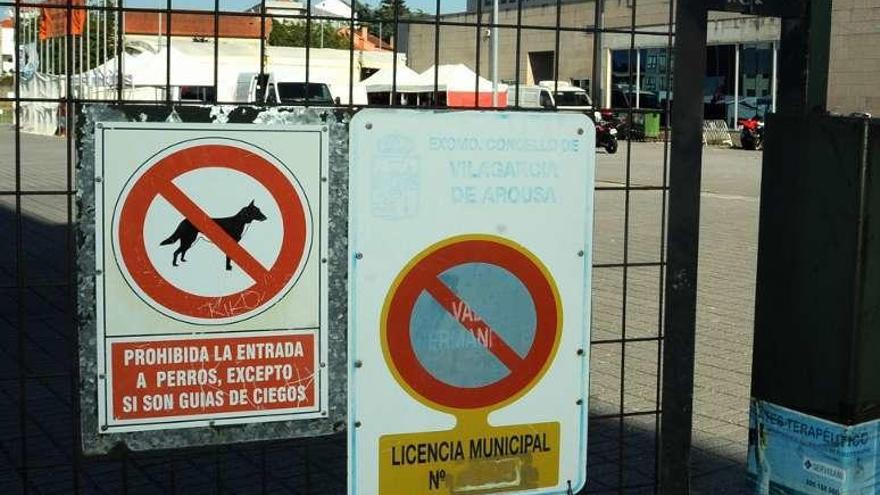 Señal de prohibición de perros en la entrada de Fexdega. // Iñaki Abella
