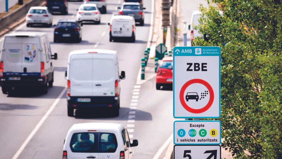 Un cartel de la Zona de Bajas Emisiones, en Barcelona.