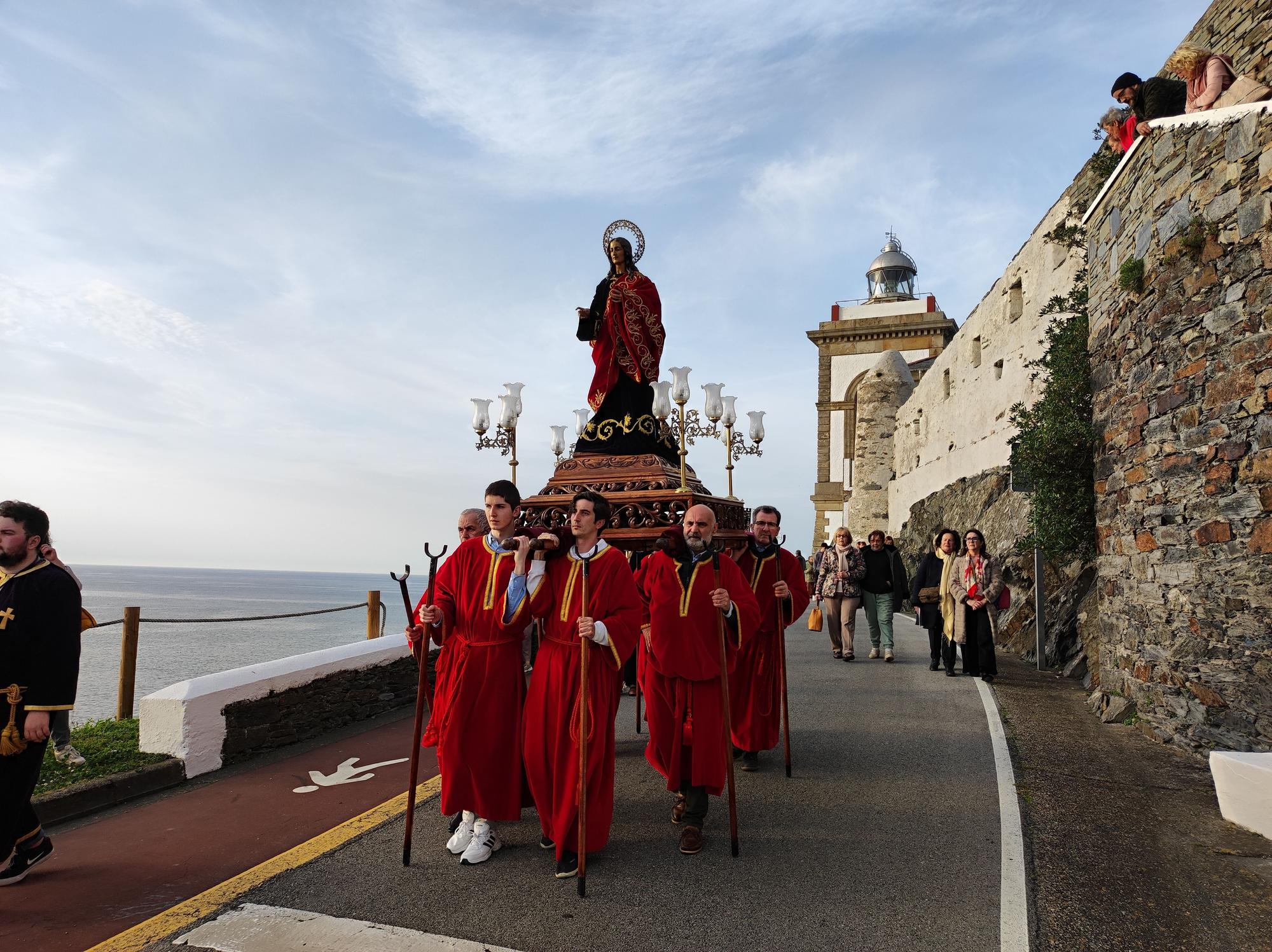 Así fue la procesión de bajada que abre la Semana Santa de Luarca