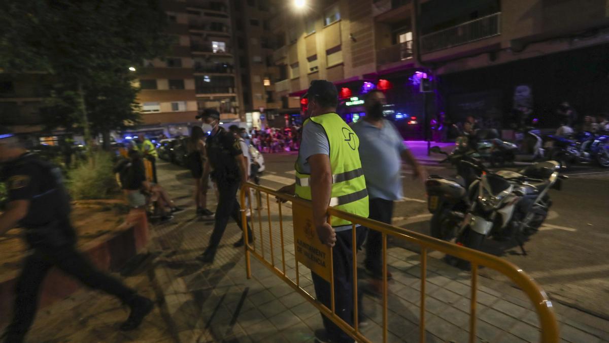 La Policía Local interviene en el botellón de la Plaza de Honduras.