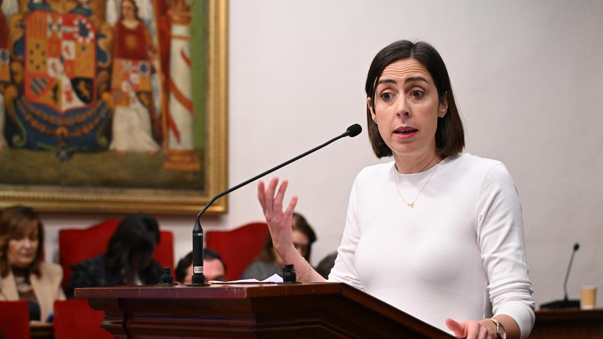 Esther Díez, en un pleno extraordinario en Elche