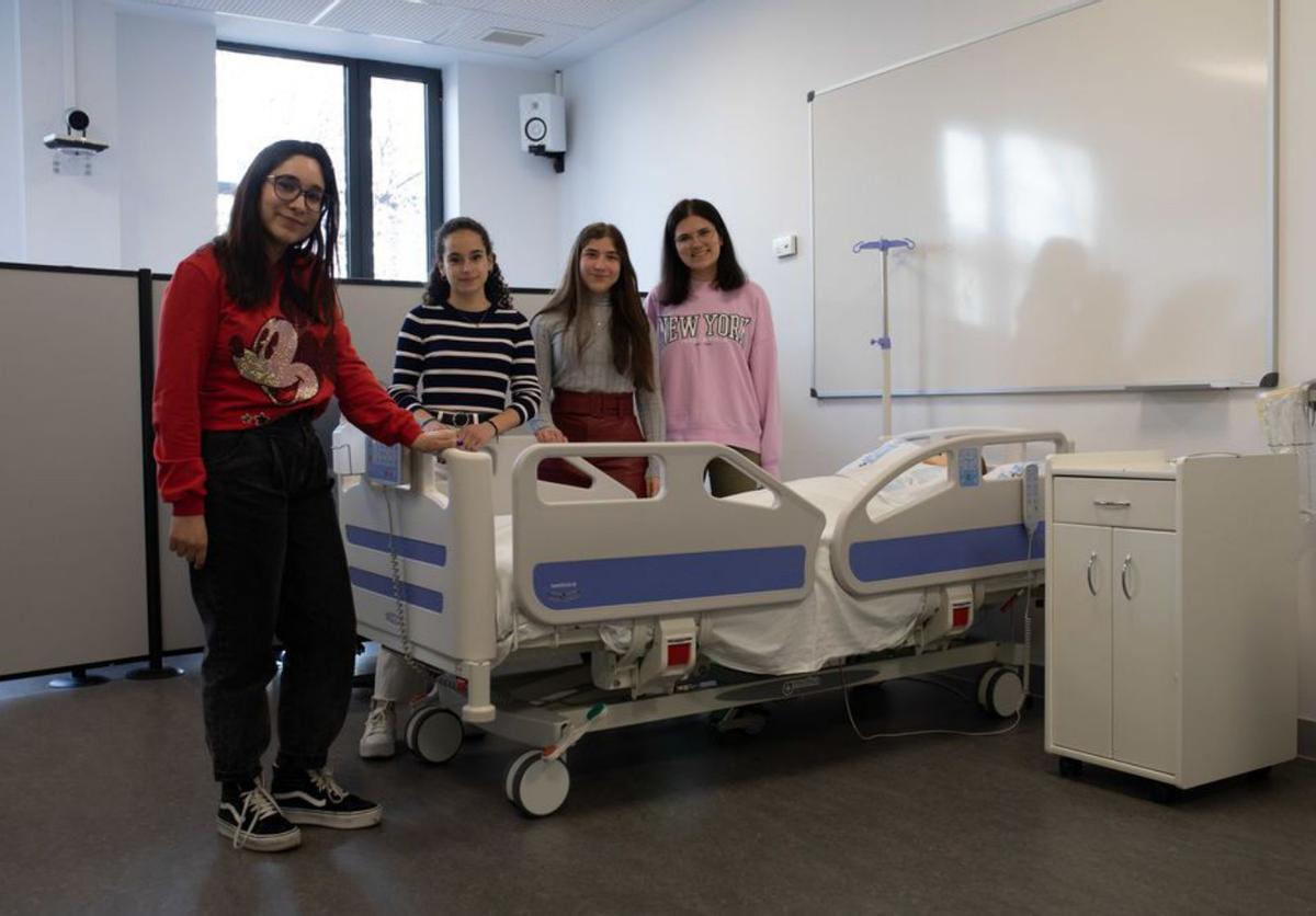 Las estudiantes de Enfermería, en una de las salas de prácticas. | A. Burrieza