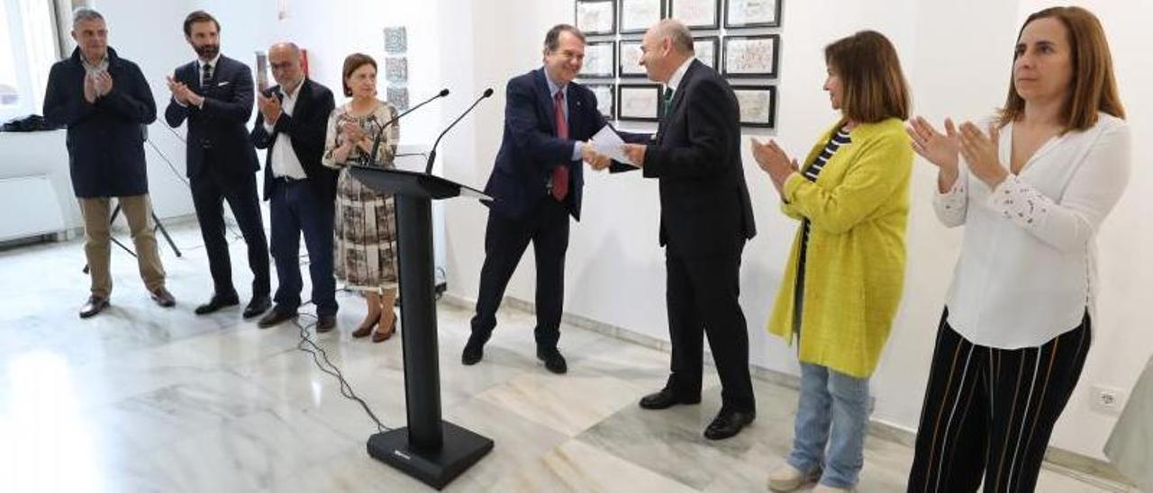 Abel Caballero e Ceferino de Blas, acompañados por membros da corporación, durante o acto na Casa Galega da Cultura.   | R. GROBAS