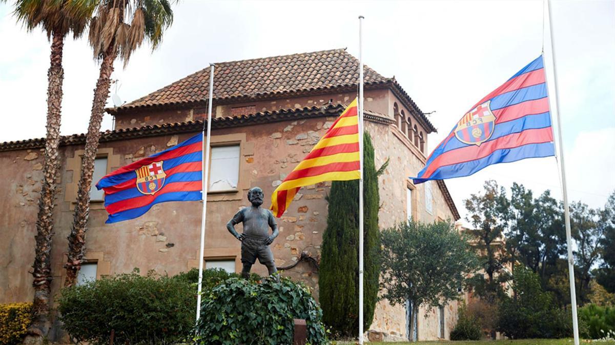 Banderas a media asta en el Camp Nou por Maradona