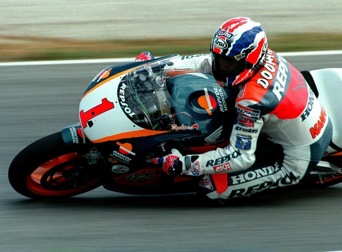 ?EFEEFE -LLUIS GENE-20/09/98-MONTMELO-BARCELONA-- EL PILOTO AUSTRALIANO MICK DOOHAN SE IMPUSO HOY EN LA CARRERA DE LOS 500CC DEL GRAN PREMIO MARLBORO DE CATALU?A AL SER DESCALIFICADO EL ITALIANO MAX BIAGGI.-EFE/J.M/LLUIS GENE