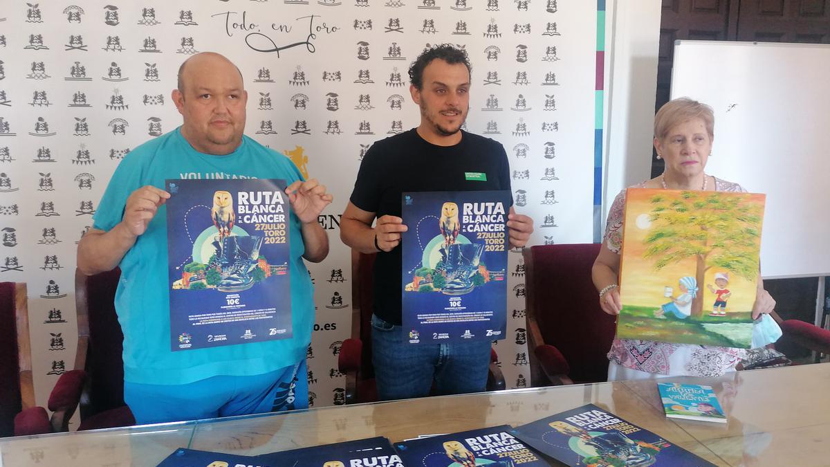 De izquierda a derecha, Ángel García, Tomás del Bien y Mercedes García presentan la ruta