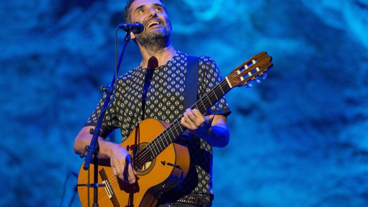 Jorge Drexler, durante el concierto interrumpido por la lluvia en el Teatre Grec.