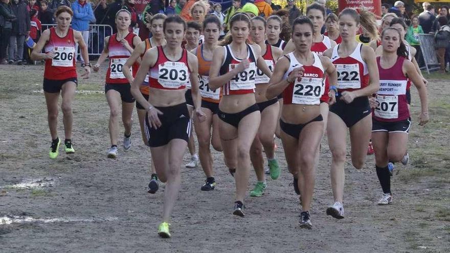 Un instante de la salida de la carrera sénior/promesa femenina del pasado Belarmino Alonso. // A. Villar