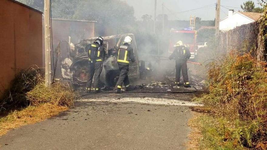 Imagen de los trabajos de extinción del incendio originado por la caravana.