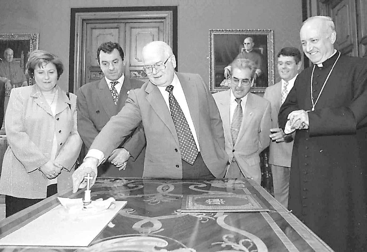 Vicente Sastre explica, a finales de los años 90, el Templo Ecuménico el Salvador