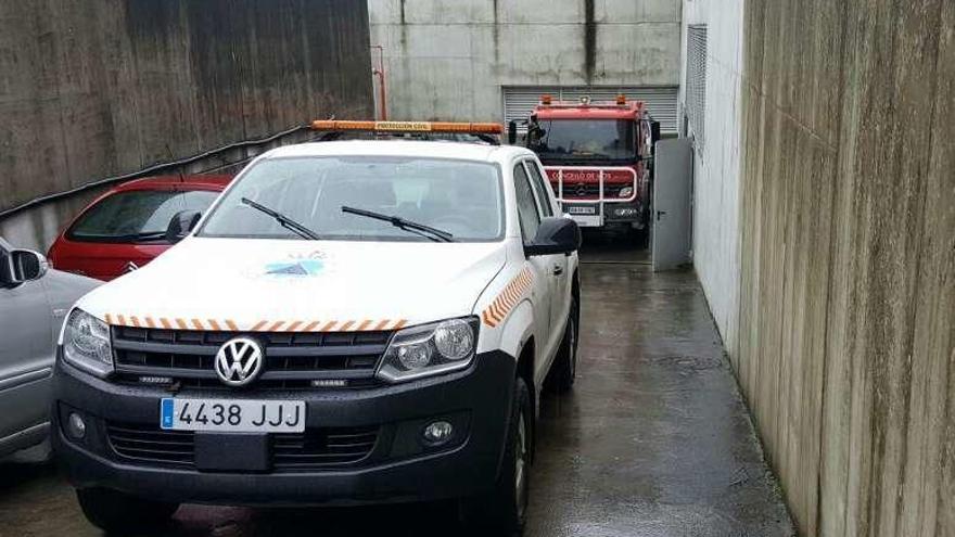 Los coches de Protección Civil y Bomberos, ayer en el colegio. // D.P.