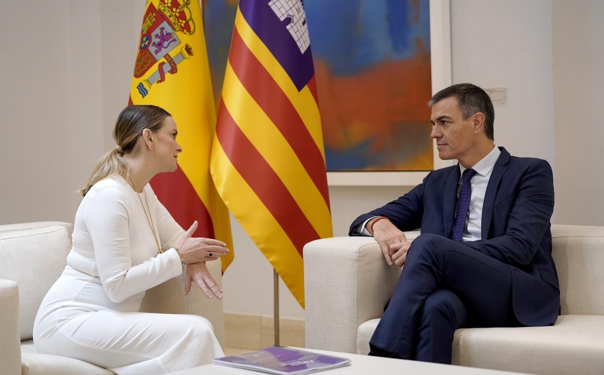 Pedro Sánchez, presidente del Gobierno, durante la reunión con Margalida Prohens, presidenta Islas Baleares.