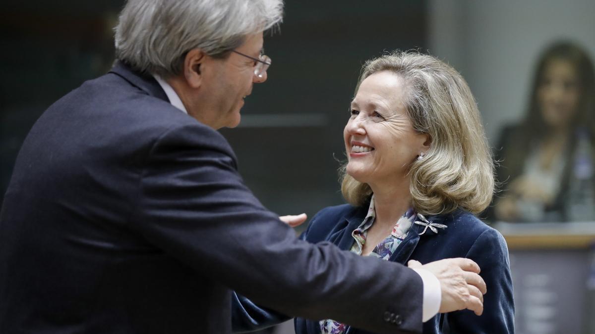 El comisario de Economía, Paolo Gentiloni, con la vicepresidenta Nadia Calviño, en la reunión del Eurogrupo de marzo.