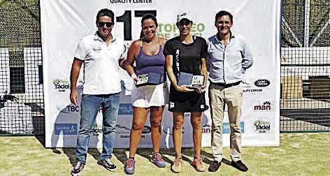 Subcampeonas cuarta femeninaCarolina Moreno y Eugenia R. posan con su trofeo junto a Carlos Bonet y Xavier Roca.