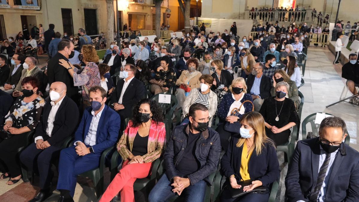 El público en la plaça de Baix presenciando el pregón de Luis Chico de Guzmán.