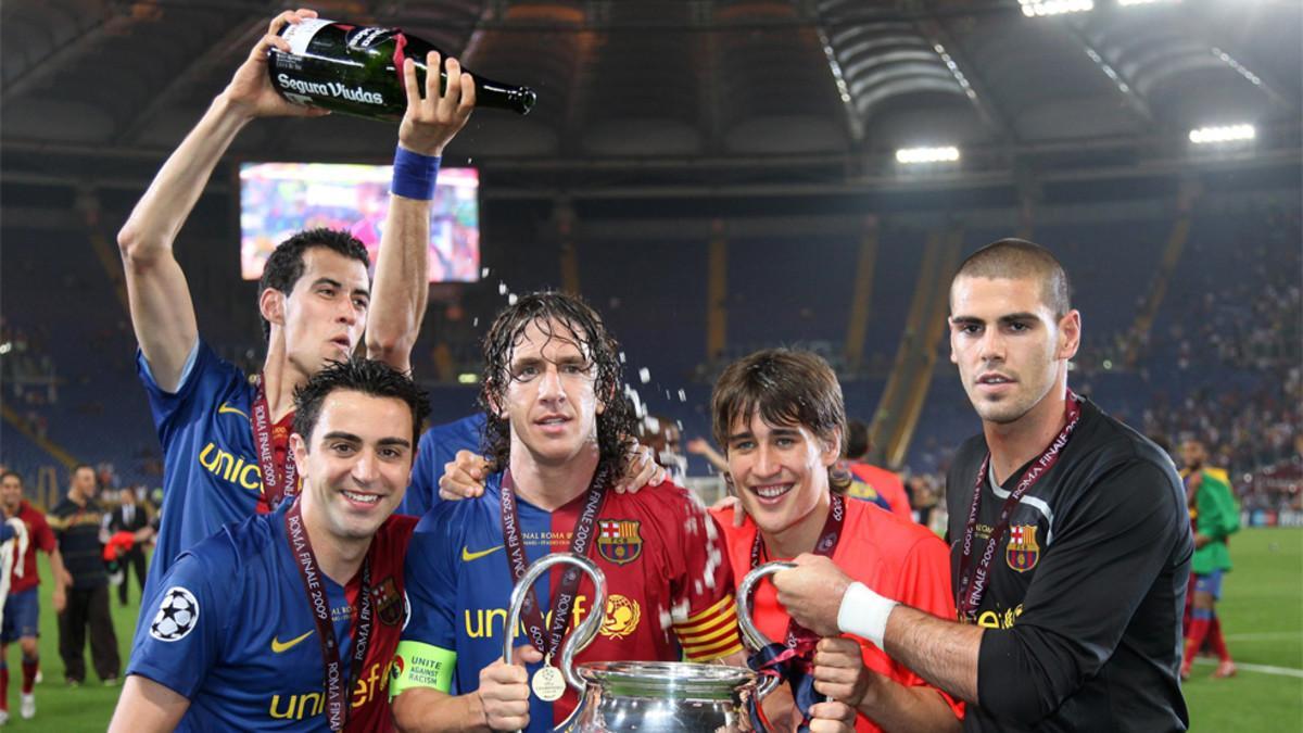 Carles Puyol rodeado por Xavi Hernández, Sergio Busquets, Bojan Krkic y Víctor Valdés tras conquistar la Champions 2008/09