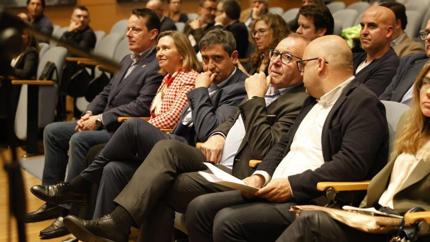 Asistentes a la cumbre pesquera, en primera fila, por la derecha, Ángel Muñoz, Rodríguez Vega, Francisco González, Isabel Artime y Marcelino Marcos, consejero Medio Rural. | MIKI LÓPEZ