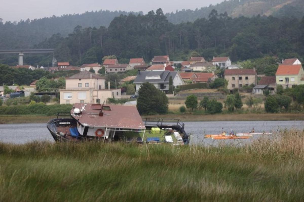 El barco encallado anoche en el río Ulla, a la altura de Catoira, ocupa un importante espacio natural.