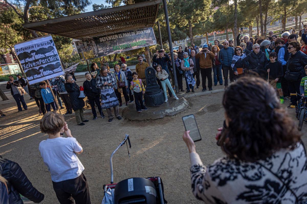 Los vecinos del parque Joan Miró vuelven a pedir que se mantenga la arboleda