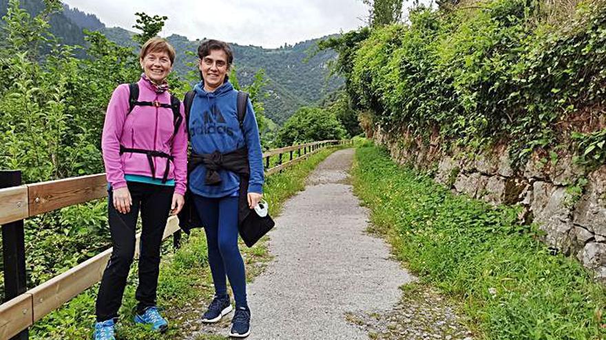 Marisa Alonso y Margot Fernández, a la altura de Caranga, en Proaza. 