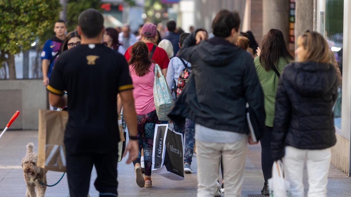 Gente haciendo compras en la avenida de Maissonnave.