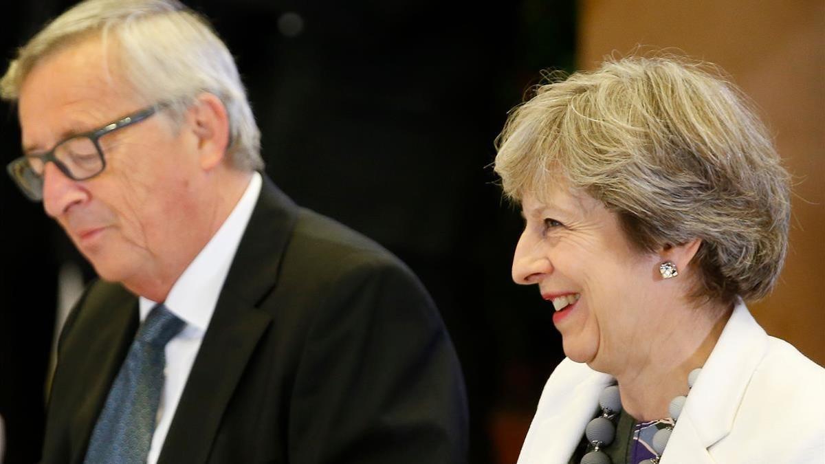 El presidente de la Comisión Europea, Jean-Claude Juncker (izq), y la 'premier' británica, Theresa May, en la última cumbre europea, en Bruselas, el 20 de octubre.