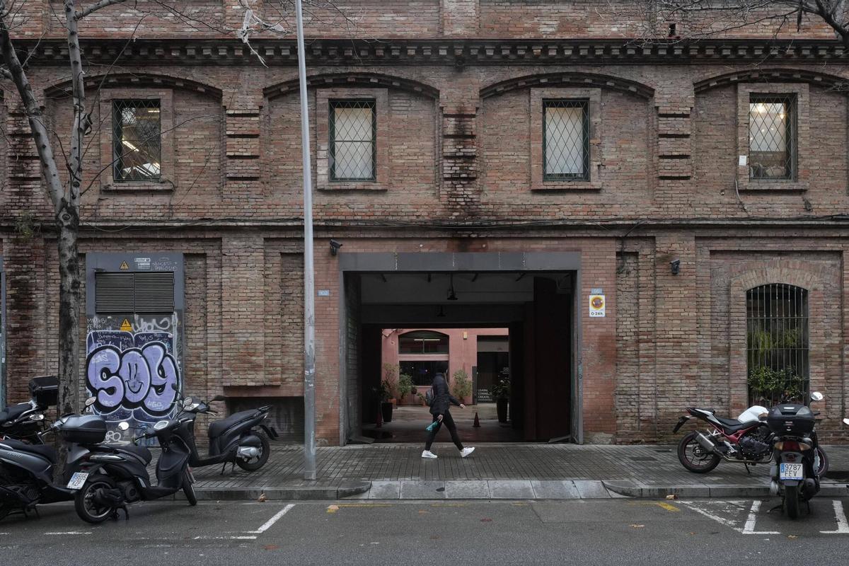Entrada al campus barcelonés de la Swiss Business School (SBS), a través de un patio privado en la calle Pamplona del Poblenou
