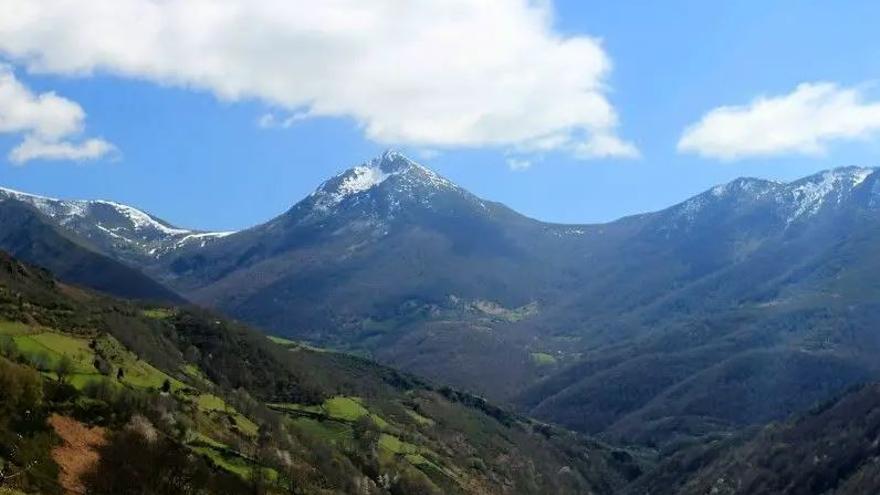 Ruta al pico Caniellas: un recorrido a la orilla del Narcea con el monasterio de Hermo como protagonista