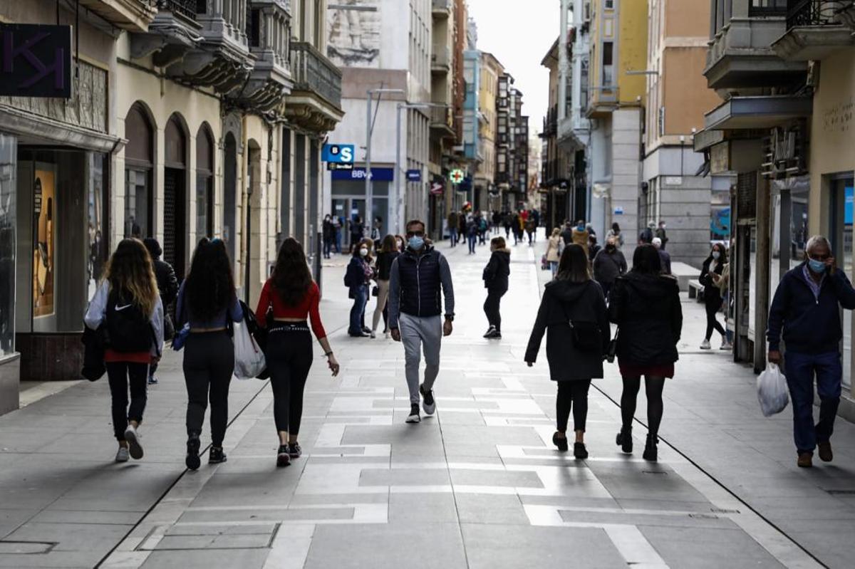 Paseantes por Santa Clara.