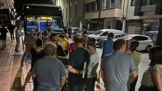 La falta de seguridad en los autobuses "búhos" del Nalón, aviva las protestas