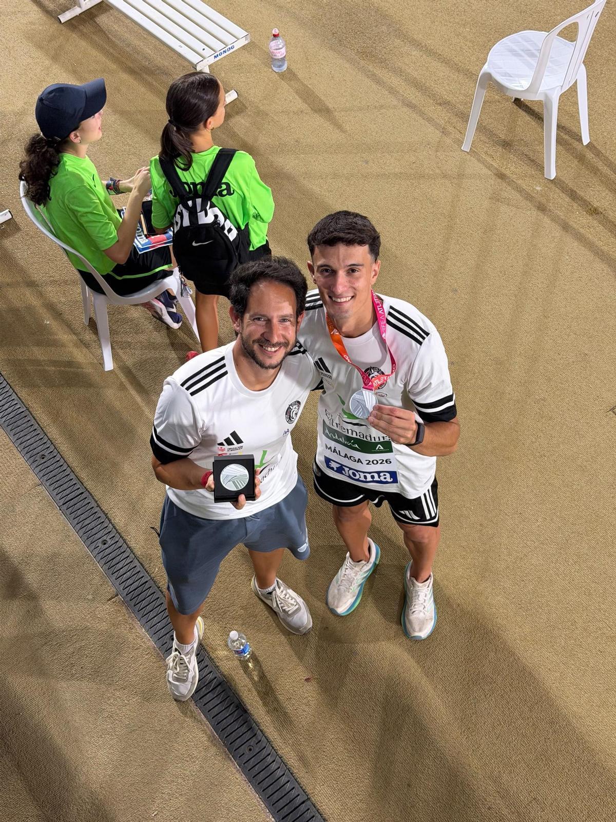 Jorge Hernández, derecha, junto a su entrenador, Luis Carretero.