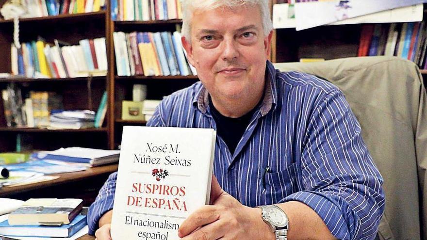 El catedrático y escritor Xosé Manuel Núñez Seixas, con un ejemplar de su libro, ayer, en Santiago de Compostela.